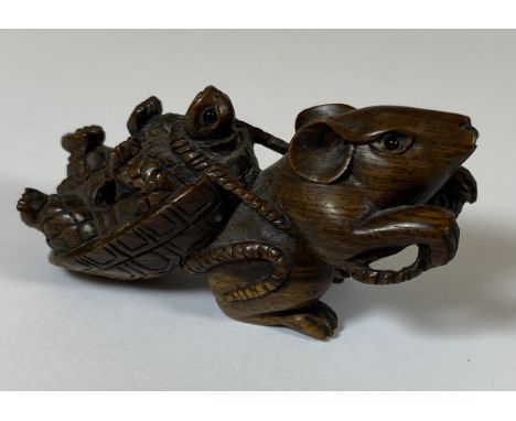 AN ORIENTAL NETSUKE OF A MOUSE DRAGGING A TURTLE, UNSIGNED, LENGTH 5.5CM 