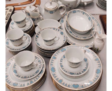 A NORITAKE JAPANESE 'BLUETIDE' PATTERN TEA / DINNER SERVICE TO INCLUDE PLATES, BOWLS, CUPS, SAUCERS, SERVING PLATES, TEAPOT, 