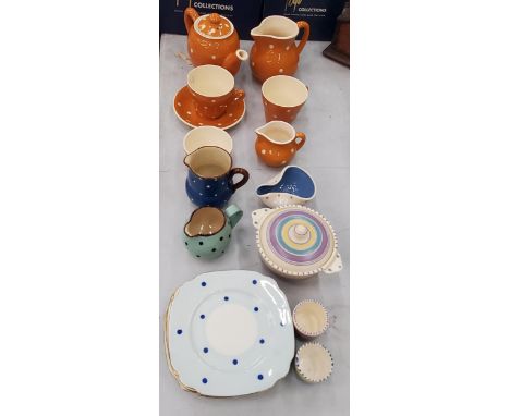 A SANDYGATE POTTERY, DEVON PART TEASET TO INCLUDE A TEAPOT, CREAM JUGS, SUGAR BOWL, CUPS AND ONE SAUCER , STUDIO POTTERY JUGS