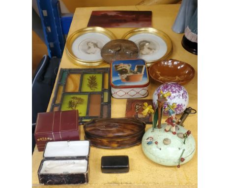 A VINTAGE TREEN SNUFF BOX, JEWELLERY BOX, STAINED GLASS PANEL, OVAL PORTRAIT PRINTS, CERAMICS, ETC 