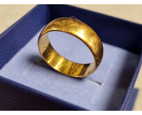22ct Gold Wedding Band - size R, 8.7g