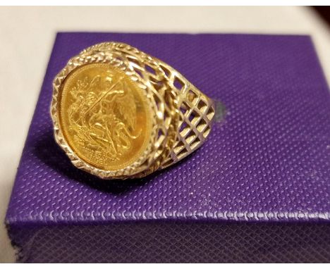 9ct Gold Sovereign Ring w/ a 22ct Gold 5-Ounce Isle of Man Pobjoy Mint Coin - size K, 4.4g