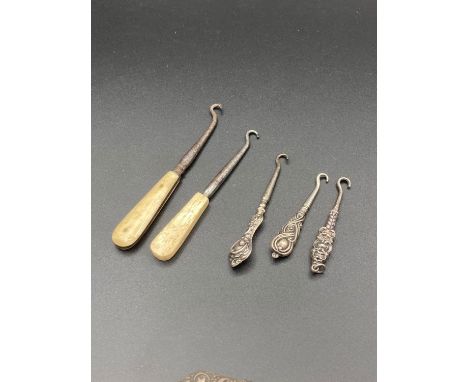 Antique Silver handled Victorian and Edwardian button hooks together with bone handled button hooks.Purse size 7 cm to 10 cm 