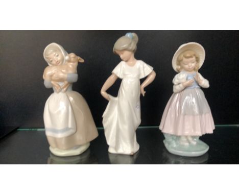 Set of three Nao by Lladró porcelain figurines, made in Spain. Sculpted with a glazed finish, marked and dated 1989.
