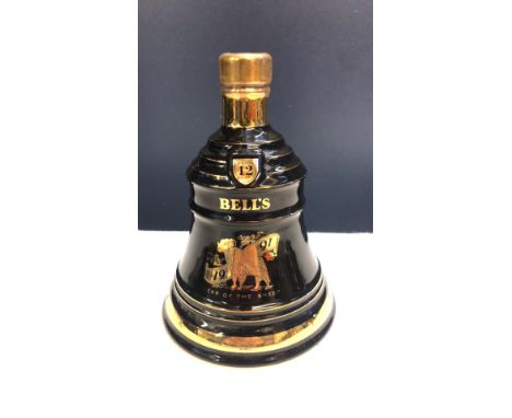 A Wade porcelain decanter with gold accents, containing 12-year-old blended Scotch whisky.