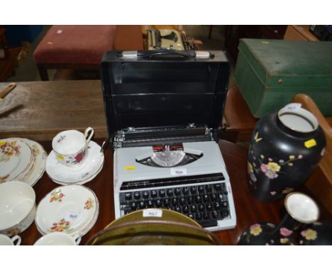 A Silver Read portable typewriter 