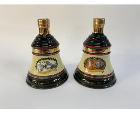 Two Wade porcelain whisky bells, unopened, commemorating Christmas 1990 and 1991