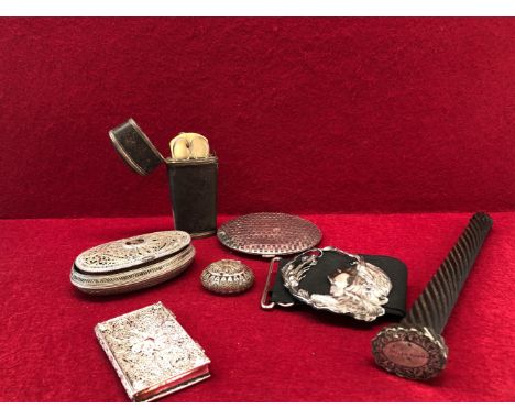 AN ART NOUVEAU CHESTER SILVER BELT BUCKLE, THREE FILIGREE BOXES, A POWDER COMPACT. A METAL MOUNTED EBONY PARASOL HANDLE TOGET