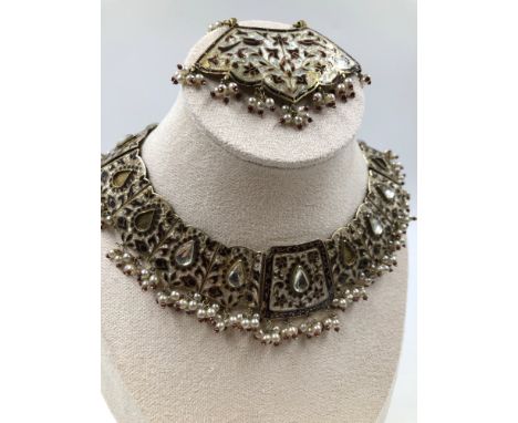 A GOOD QUALITY VINTAGE INDIAN CHOKER NECKLACE OF GRADUATED SILVER GILT AND ENAMEL PANELS EACH WITH PEARL STRUNG DROPPERS AND 