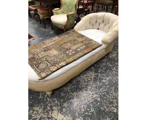 A VINTAGE COUNTRY HOUSE BUTTON UPHOLSTERED CHAISE LONGUE ON WHITE PAINTED SPINDLE FEET