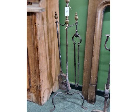 A 19th CENTURY BRASS URN HANDLED IRON FIRE SIDE SET OF SHOVEL, POKER AND TONGS WITH THE MATCHING TRIPOD STAND 