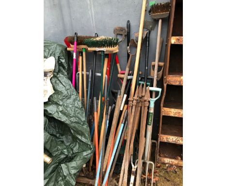 AN EXTENSIVE COLLECTION OF WORKSHOP &amp; GARDEN TOOLS ETC.