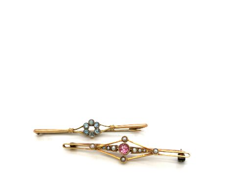TWO VINTAGE GEMSET BAR BROOCHES. THE BLUE WREATH DESIGN, STAMPED 9ct, ASSESSED AS 9ct GOLD WITH A REPLACEMENT STEEL PIN, THE 