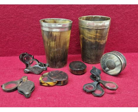 FIVE HORN MOUNTED FOLDING MAGNIFYING GLASSES, TWO HORN BEAKERS WITH METAL MOUNTED RIMS TOGETHER WITH A SILVER INSET HORN POWD