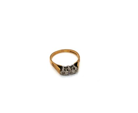 A VINTAGE 18ct HALLMARKED GOLD THREE STONE ILLUSION SET DIAMOND RING. FINGER SIZE Q. WEIGHT 3.77grms.