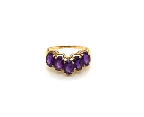 A FIVE STONE OVAL CUT AMETHYST WISHBONE RING. NO ASSAY MARKS, STAMPED 14K, ASSESSED AS 14ct GOLD. FINGER SIZE Q. WEIGHT 2.96g