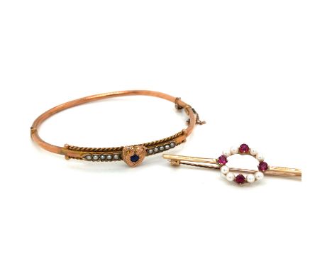 AN ANTIQUE 9ct STAMPED SEED PEARL AND GEMSET HINGED BANGLE WITH CENTRAL HEART MOTIF AND ATTACHED SAFETY CHAIN, TOGETHER WITH 