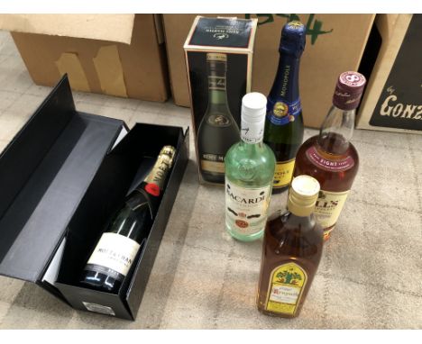 6 BOTTLES VARIOUS SPIRITS AND CHAMPAGNE TO INCLUDE 1 BOTTLE EACH OF MOET &amp; CHANDON BRUT IMPERIAL NV 75CL, HEIDSIECK MONOP