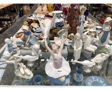 A LARGE COLLECTION OF LLADRO AND NAO FIGURINES 