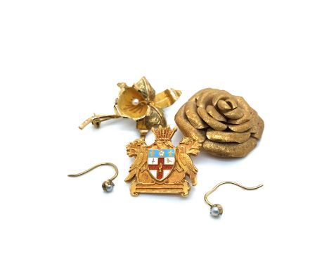 AN 18ct HALLMARKED GOLD AND ENAMEL ST.THOMAS HOSPITAL BADGE TOGETHER WITH TWO UNHALLMARKED, ASSESSED AS 18ct GOLD FLOWER BROO
