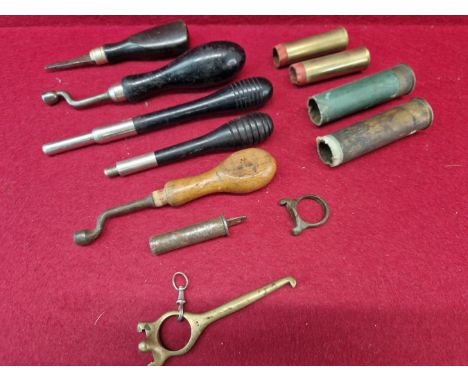 A SMALL COLLECTION OF SHOT GUN AND CARTRIDGE TOOLS TO INCLUDE TWO CARTRIDGE EXTRACTORS