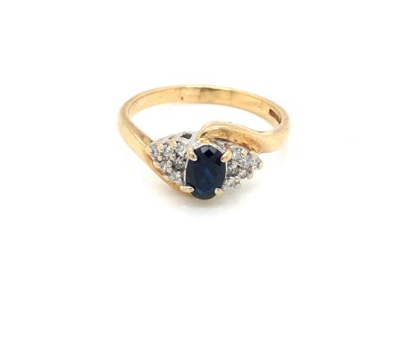 A 9ct HALLMARKED GOLD SAPPHIRE AND DIAMOND CLUSTER TWIST RING. FINGER SIZE M. WEIGHT 2.66grms. 