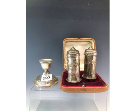 A CASED PAIR OF SILVER SALTS BY THE GOLD AND SILVERSMITHS COMPANY LTD, LONDON 1909, THE CYLINDRICAL SHAPES CAST WITH DRAPED S
