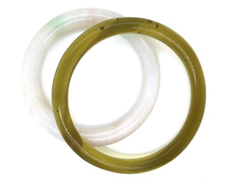 A VINTAGE JADE BANGLE AND A ONE OTHER ANTIQUE BANGLE. 