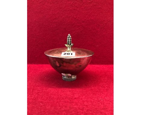 A STERLING SILVER SUGAR BOWL AND COVER, THE LATTER WITH A FRUITING FINIAL, THE FORMER WITH A BEADED FOOT, 370Gms.