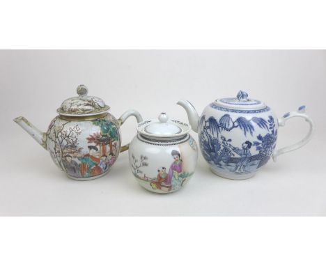 An 18th century Chinese porcelain Cantonese pattern wine pot, with two reserves depicting a figures with a bird in hand surro