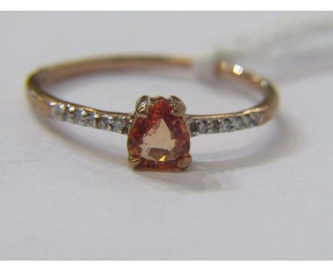 9ct YELLOW GOLD ORANGE SAPPHIRE, possibly a padparadscha, size Q/R 