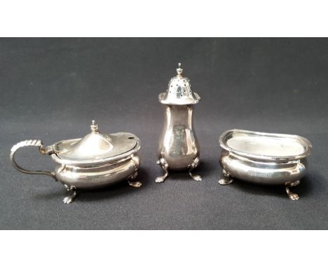 THREE PIECE SILVER CRUET SET BE DANIEL & ARTERBirmingham 1924, comprising salt shaker, lidded mustard pot with opaque glass l