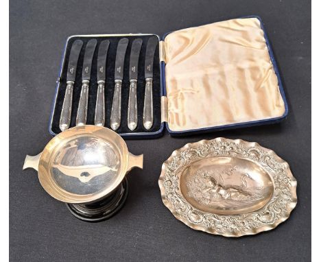 BOXED SET OF SILVER HANDLED FRUIT KNIVES BY JOHN SANDERSONSheffield 1934, in associated fitted case; a silver cup by J B Chat