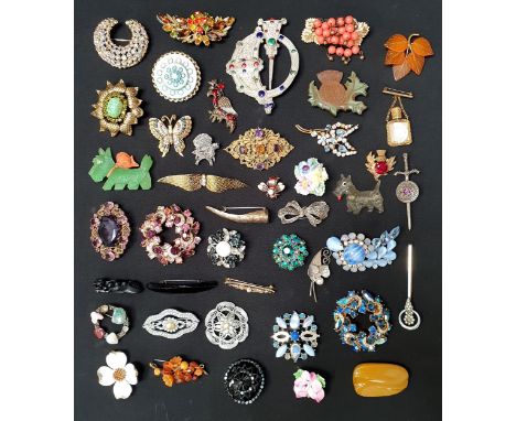 SELECTION OF FORTY-THREE VINTAGE BROOCHESincluding a Russian Kaliningrad amber leaf brooch, an enamel, mother of pearl and st