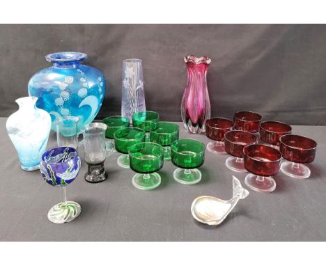 ASSORTMENT OF VINTAGE AND STUDIO GLASSincluding twelve green and red sundae dishes, a Murano Amethyst vase, 25cm high; Caithn