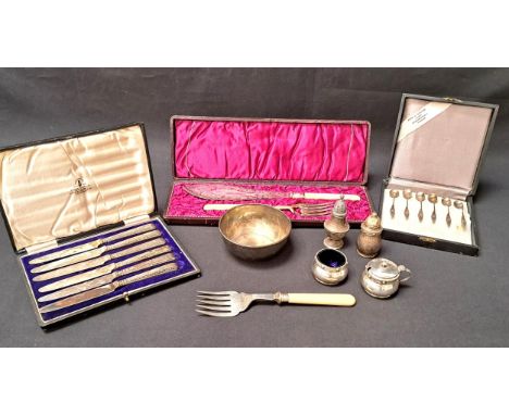 ASSORTMENT OF SILVER AND EPNS ITEMScomprising a set of six early 20th century Dutch salt spoons, stamped with H H and a sword