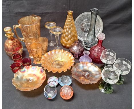 ASSORTMENT OF VINTAGE GLASSWAREincluding Italian Empoli amber bubble vase, 28cm high; Carnival glass pitcher and matching gla