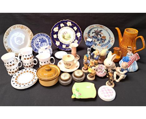 ASSORTMENT OF VINTAGE AND ANTIQUE CERAMICSincluding four Hummel Goebel figures, Royal Worcester Willow pattern plate, 19th ce