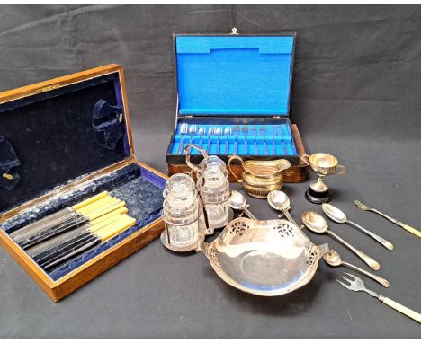 SELECTION OF COLLECTIBLESincluding Smiths Art Deco mantle clock,  Benares brass tray, copper desk tidy with inkwells and cand