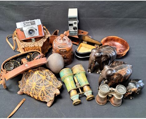 SELECTION OF VINTAGE COLLECTABLES including an Austrian Eumig 52 cine camera, an Agfa VXM 35mm camera, a trio of binoculars /