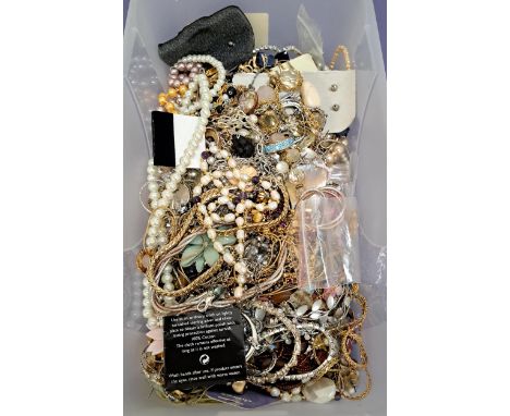SELECTION OF COSTUME JEWELLERYincluding a pearl and amethyst bead necklace, various gilt chains and necklaces, bracelets, rin