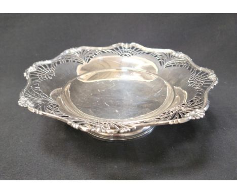GEORGE V MAPPIN & WEBB SILVER CENTRE BOWLwith pierced shaped rim, 16cm wide and 8cm high, Birmingham hallmarks for 1932, 498g