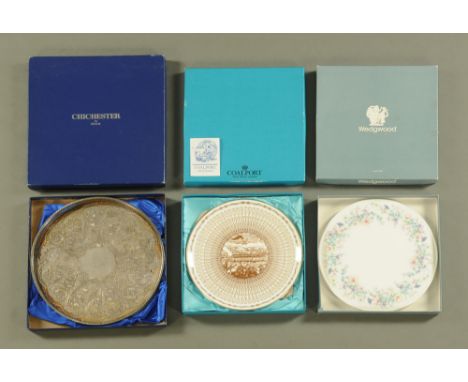 A Coalport Oxford and Cambridge boat race plate, diameter 27 cm, boxed, together with a Wedgwood Angela patterned cake plate,