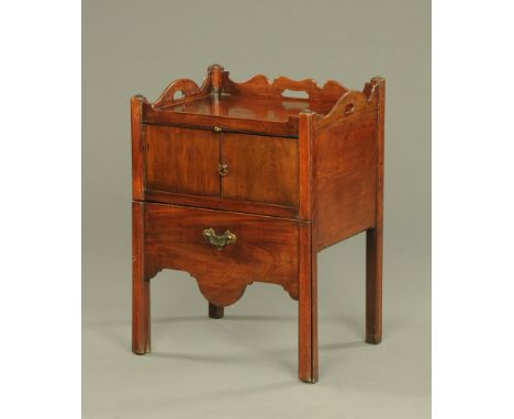 A mid 18th century Georgian mahogany bedside table, with tray top.  Height 81 cm, width 58 cm, depth 47 cm.