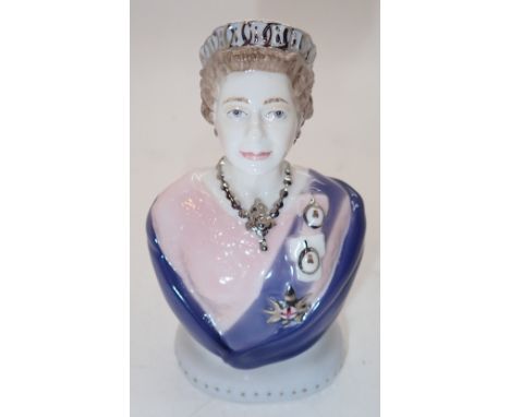 Royal Worcester limited edition of 1000 Queen Elizabeth figurine H: 8 cm 