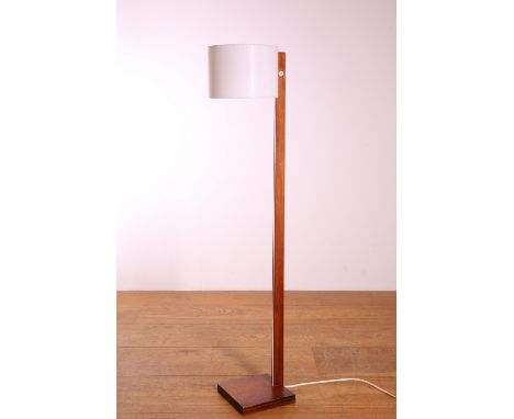 Uno &amp; Osten Kristiansson voor Luxus, Zweden, palissanderhouten staande lamp met witte ronde kunststoffen kap (barst) diam