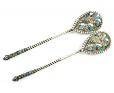 A PAIR OF RUSSIAN SILVER AND CLOISONNÉ ENAMEL TEASPOONS WITH FIG SHAPED BOWL, 13CM L, 84 STANDARD AND CYRILLIC MAKER'S MARKS,