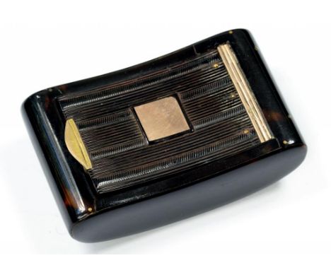 AN EARLY 19TH CENTURY ENGLISH GOLD MOUNTED TORTOISESHELL SNUFF BOX, 6CM W