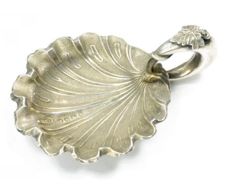 A VICTORIAN SILVER SHELL SHAPED CADDY SPOON, BY GEORGE UNITE, BIRMINGHAM 1875, 8DWTS