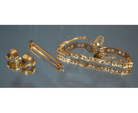 A 9ct gold gate link bracelet; a 9ct tie pin; 9ct earrings (8g)
